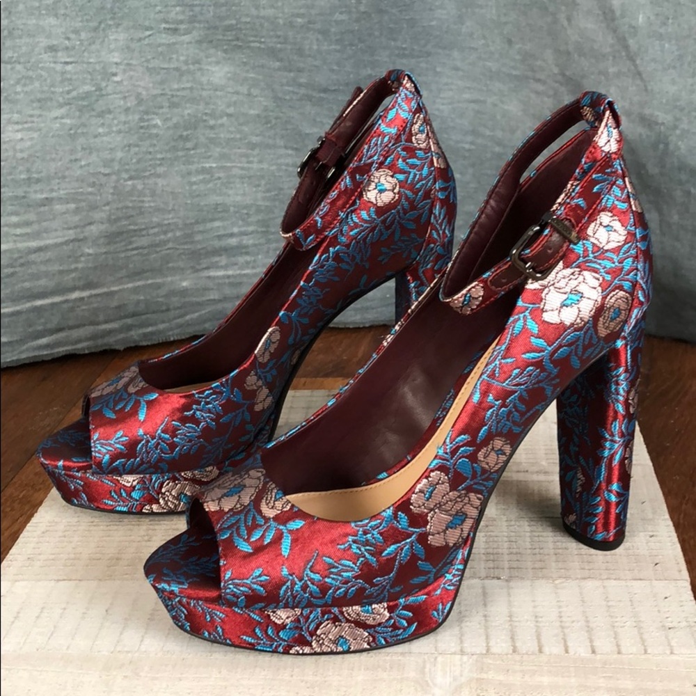 Gianni Bini Platform Peep Toe Pumps Size 8